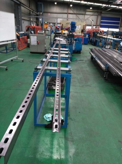 चीन में बने नए डिजाइन मित्सुबिशी पीएलसी नियंत्रण स्वचालित सौर स्ट्रूट रोल बनाने की मशीन